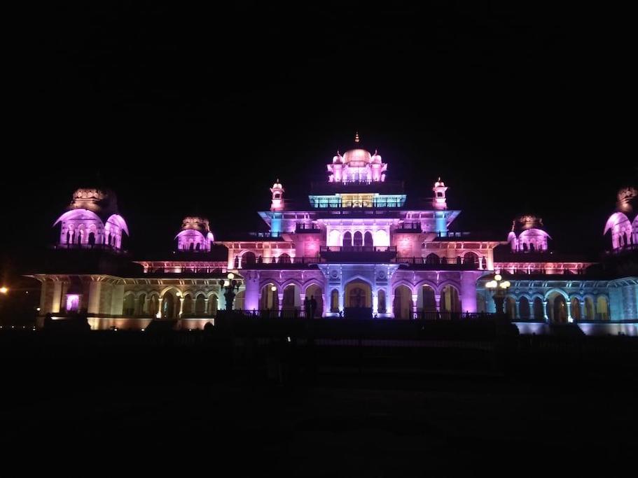 Pink City Tour by Nigh